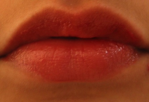 L’Oreal-shine-caresse-lip-colour-Bella-lip-swatch