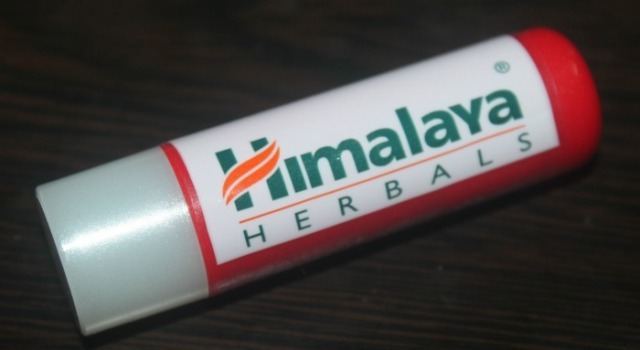 Himalaya-herbals-strawberry-shine-lip-balm-1
