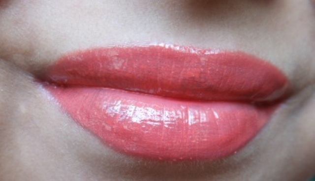Lakme_Absolute_Gloss_Stylist-_Coral_Sunset__1_