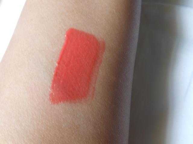 Lakme_Absolute_Gloss_Stylist-_Coral_Sunset__2_