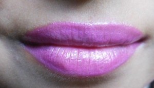 Lakme_Absolute_Gloss_Stylist-_Neon_Pink_lip_swatch