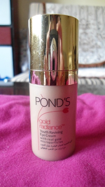 Pond_s_Gold_Radiance_Youth_Reviving_Eye_Cream_Review