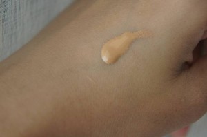 Chanel_Vitalumiere_satin_smoothing_fluid_makeup_swatches__2_