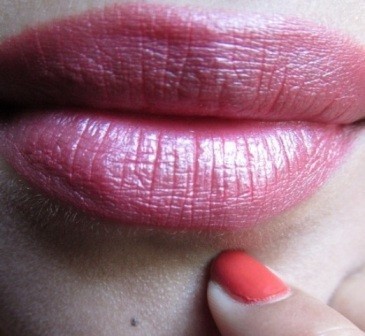 Colorbar_Matte_Touch_Lipstick_in_Pinking___14_