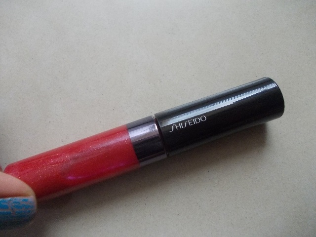 Shiseido_Luminizing_Lip_Gloss_in_RD404_Maraschino___5_