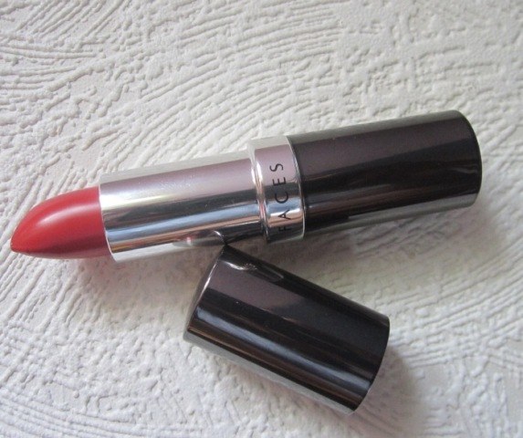 Faces Glam on Lipstick Fallen for Kiss