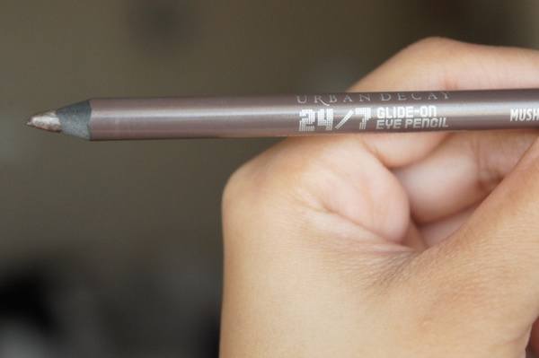 Urban Decay 24/7 Glide-On Eye Pencil in Mushroom review, swatch, ootd