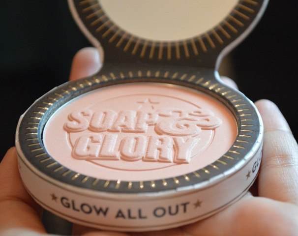 Soap___Glory_Glow_All_Out_Luminizing_Face_Powder_Review__4_