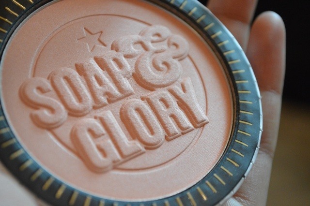Soap___Glory_Glow_All_Out_Luminizing_Face_Powder_Review__5_