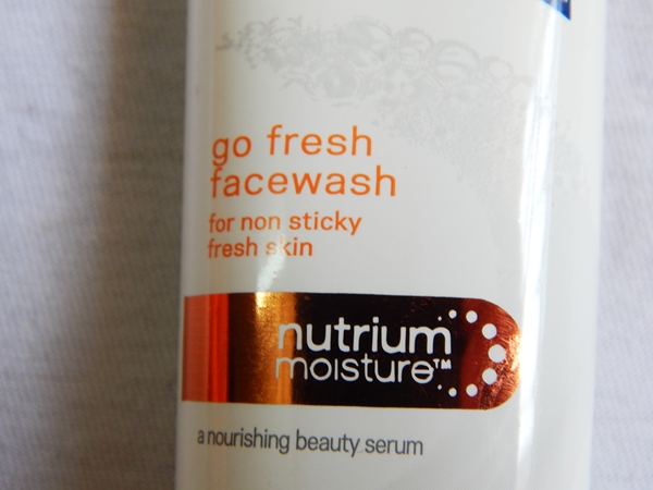 Dove Go Fresh Nutrium Moisture Face Wash