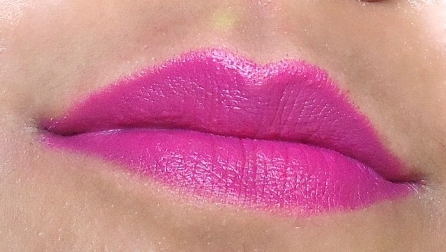 loreal_moist_matte_lipstick_glamor_fuchsia__9_
