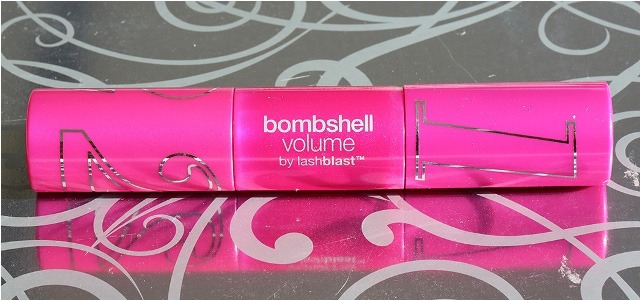 Covergirl Bombshell Volume by LashBlast Mascara in Very Black800