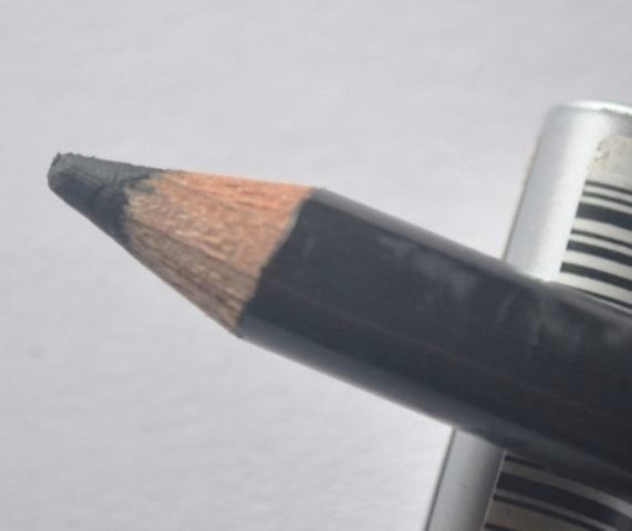 Essence Kajal Pencil Black Review (4)