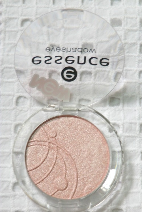 Essence Mono Eyeshadow in Strawberry Ice Cream 68 2