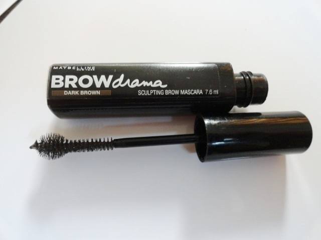 Maybelline_Brow_Drama_Sculpting_Brow_Mascara_Review__3_