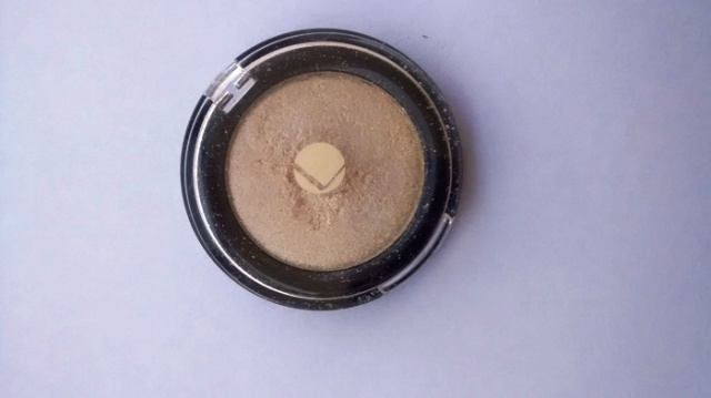 Lakme_Absolute_Gold_Pearl_Color_Illusion_Pearl_Eyeshadow___1_