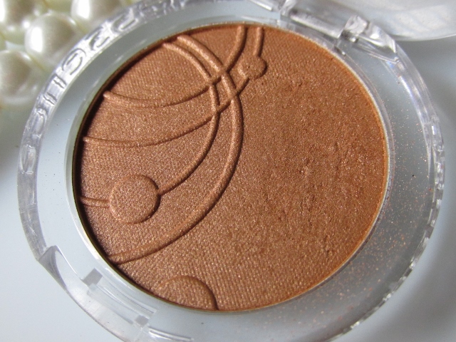 Try Essence Mono Eyeshadow in Copper Island For A Warm Golden Eyed Look 3
