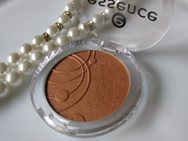 Try Essence Mono Eyeshadow in Copper Island For A Warm Golden Eyed Look 4