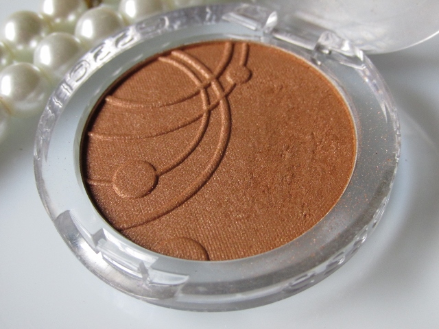 Try Essence Mono Eyeshadow in Copper Island For A Warm Golden Eyed Look 5