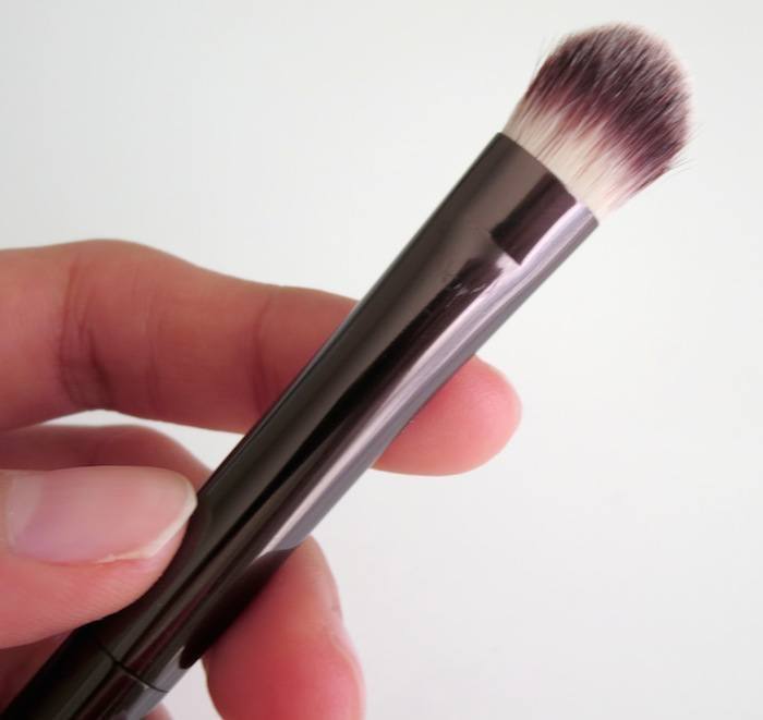 Hourglass all over shadow brush review, swatch