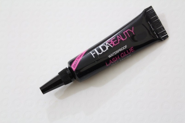Huda Beauty Quick Drying Waterproof Eyelash Glue Review