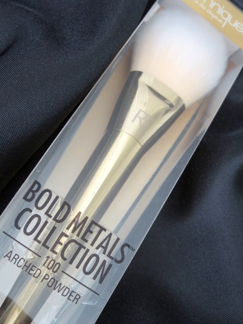 Real techniques Bold Metals Collection Brush 100 Arched Powder brush (1)