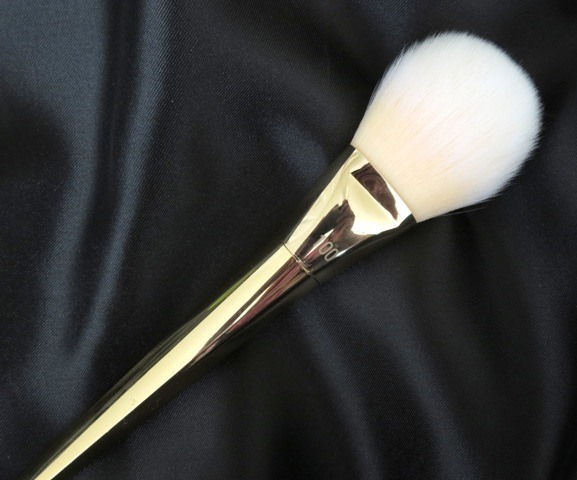 Real techniques Bold Metals Collection Brush 100 Arched Powder brush (5)