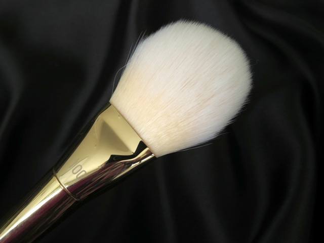 Real techniques Bold Metals Collection Brush 100 Arched Powder brush (6)