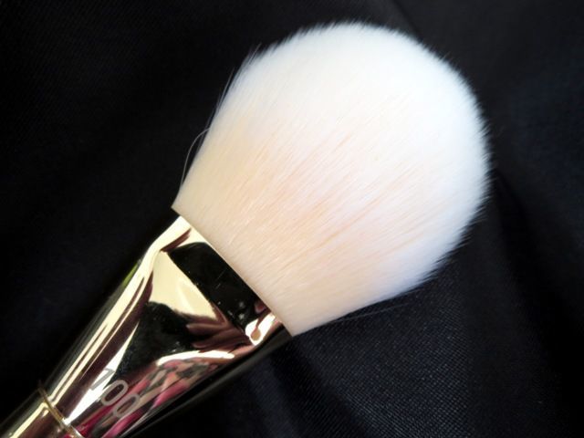 Real techniques Bold Metals Collection Brush 100 Arched Powder brush (7)