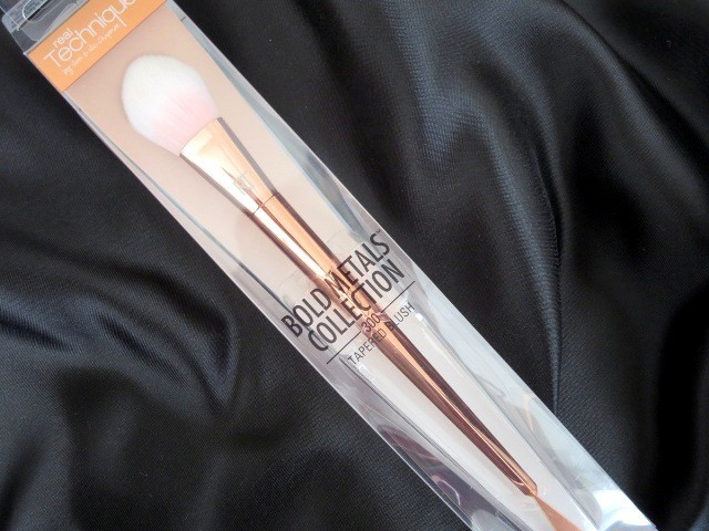 Real Techniques Bold Metals Collection 300 Tapered Blush Brush (2)