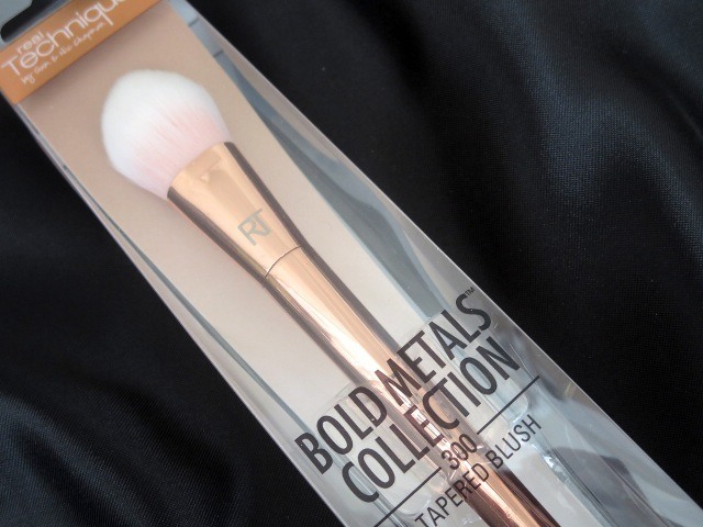 Real Techniques Bold Metals Collection 300 Tapered Blush Brush (3)