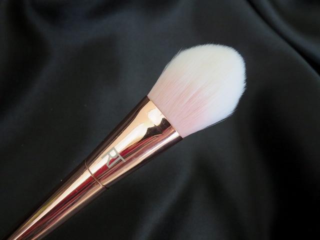 Real Techniques Bold Metals Collection 300 Tapered Blush Brush (6)