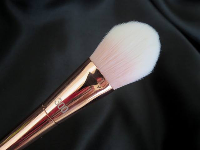 Real Techniques Bold Metals Collection 300 Tapered Blush Brush (7)