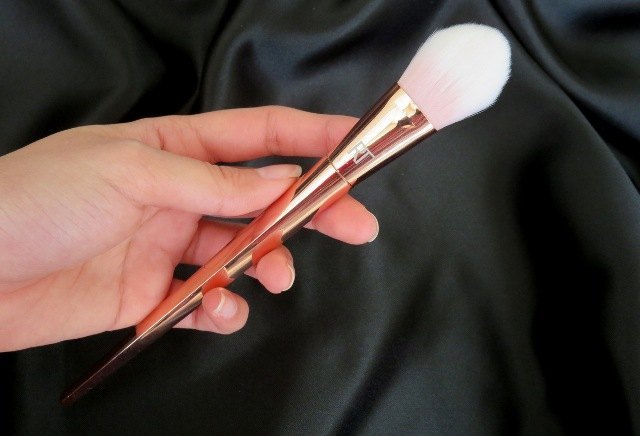 Real Techniques Bold Metals Collection 300 Tapered Blush Brush (9)