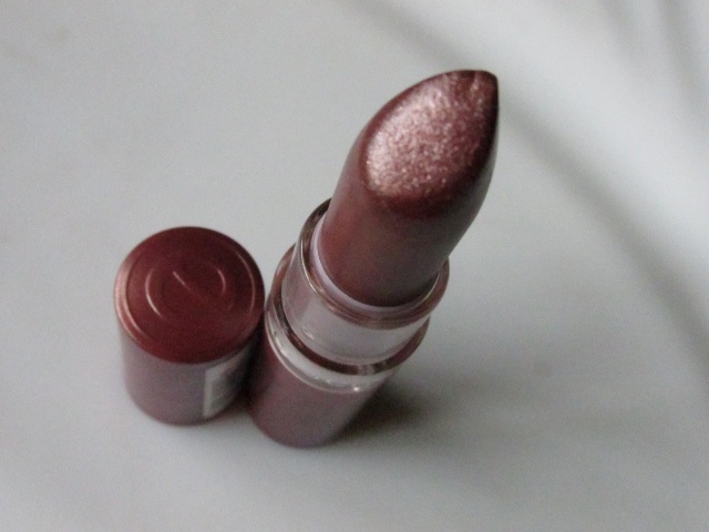 Essence-Lipstick-in-Glamour-Queen-Review-1