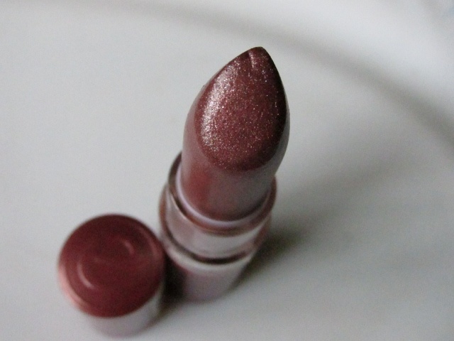 Essence-Lipstick-in-Glamour-Queen-Review-7