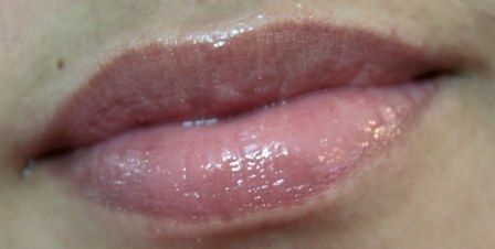 The Body Shop 05 Lychee Flavoured Lip Gloss swatches (2)