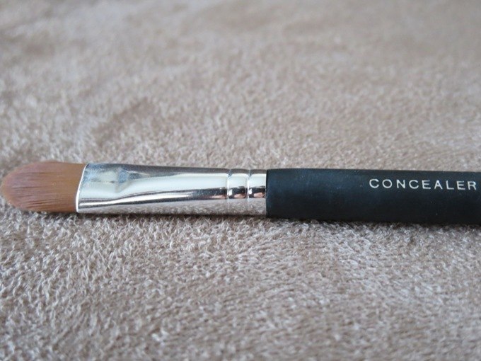 10 Types Of Makeup Brushes Every Girl Should Own Concealer Brush