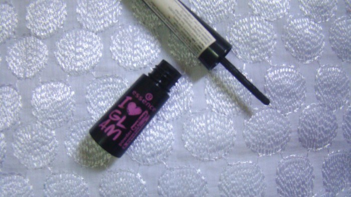 Essence-I-love-Glam-Powder-Eyeliner-And-Eye-Shadow-Review-2
