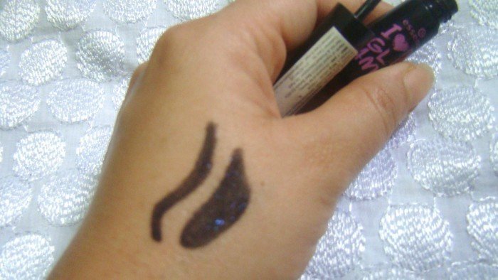 Essence-I-love-Glam-Powder-Eyeliner-And-Eye-Shadow-Review-4