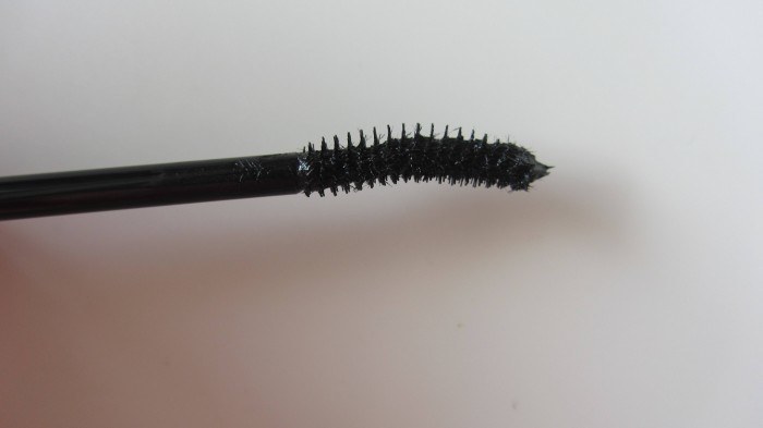 Isehan-Kiss-Me-Heroine-Make-Long-And-Curl-And-Super-Water-Proof-Mascara-Review-8