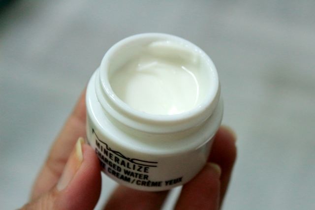 MAC Mineralize Charged Water Moisture Eye Cream (9)