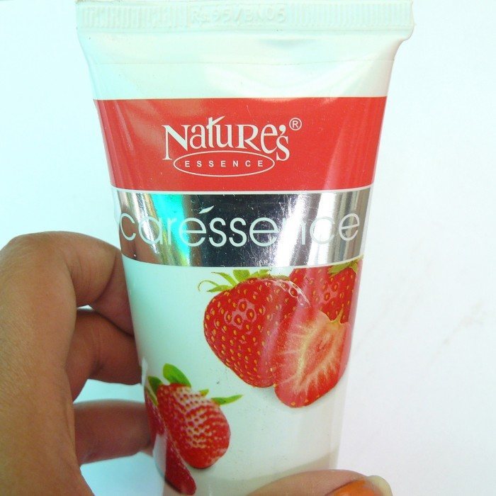 Nature’s Essence Caressence Strawberry Exfoliating Face Wash Front