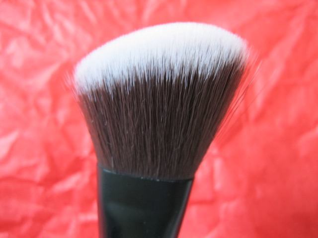 Multi-tasker makeup brush
