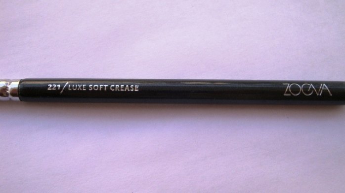 Zoeva 221 Luxe Soft Crease Brush Review2