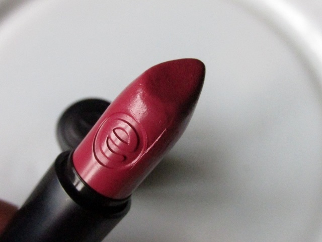 Essence-On-The-Catwalk-Longlasting-Lipstick-Review-5