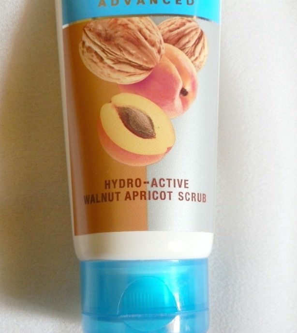 Everyuth Naturals Advanced Hydro-Active Walnut Apricot Scrub Review3