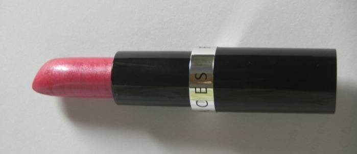 Faces Go Chic Coral Pink Lipstick Review5