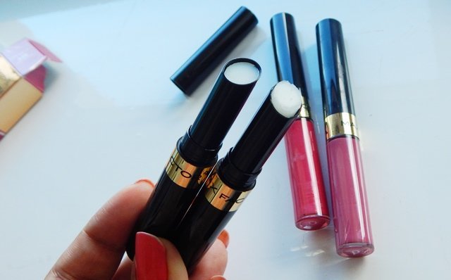 Max Factor 40 Vivacious and 335 Just in Love 24 Hrs Lipfinity Lip Colour 09
