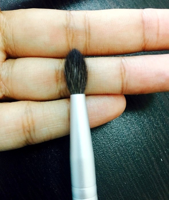 TheBalm Crease, Love and Happiness Double-Ended SmudgerTapered Crease Brush Review6